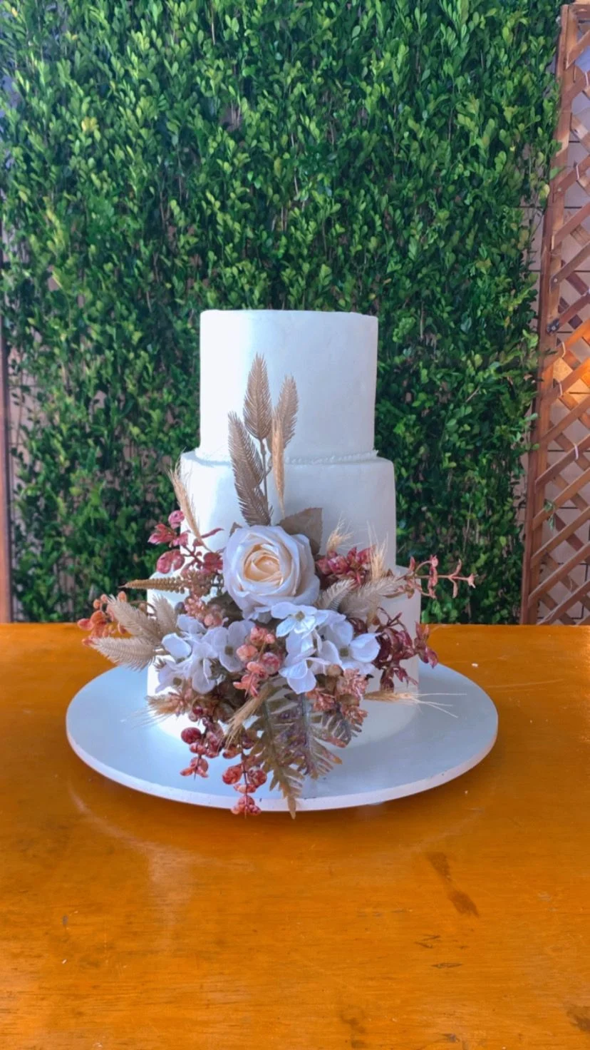 Bolo de Casamento Rústico - Bolo elegante decorado com flores secas, perfeito para casamentos