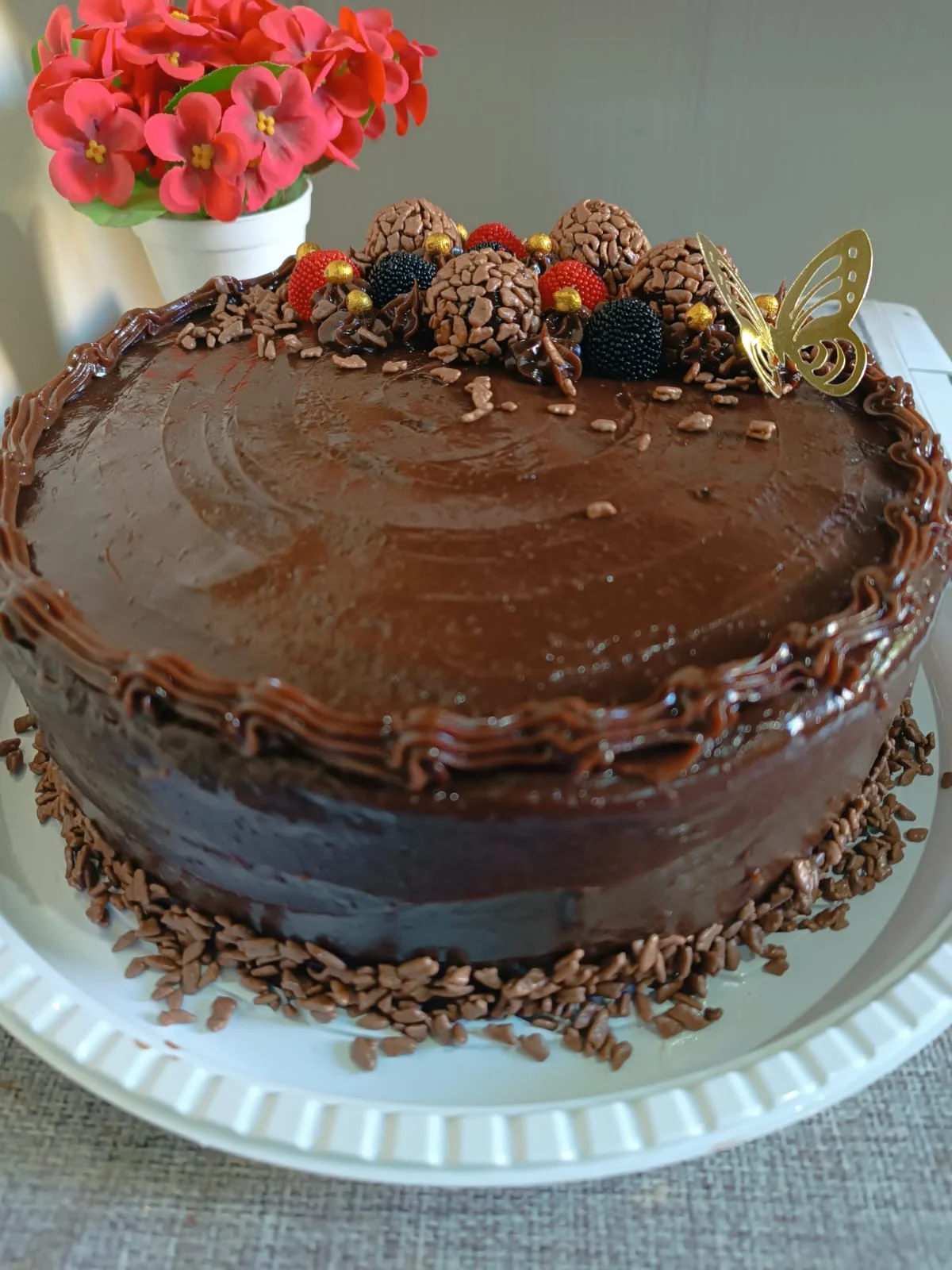 Bolo de Chocolate com Frutas - Bolo de chocolate decorado com frutas vermelhas e borboleta