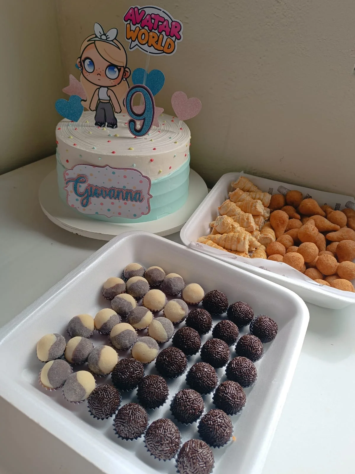 Bolo Infantil Temático - Bolo infantil colorido e criativo com tema personalizado