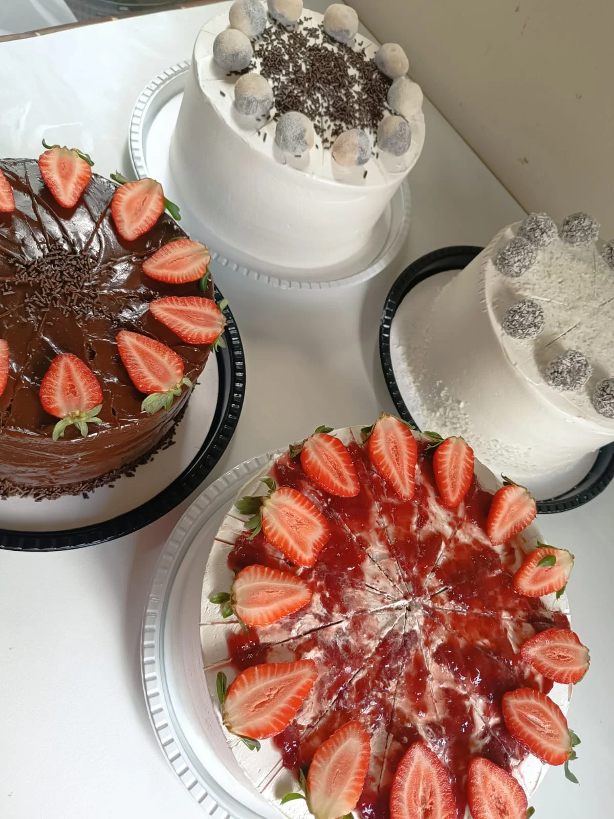 Bolos Variados - Variedade de bolos com morango, chocolate e ninho